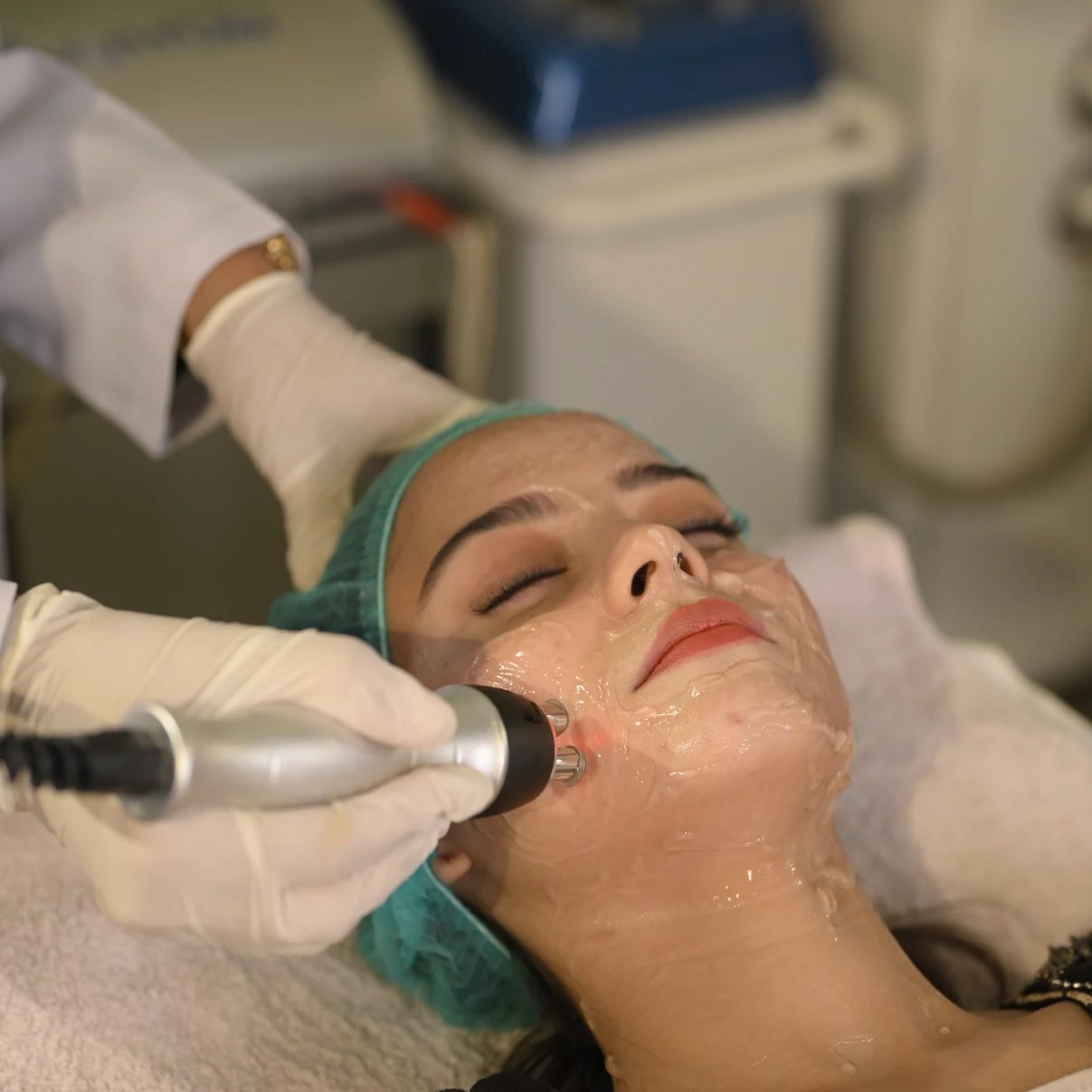 Dr is demonstrating her skills